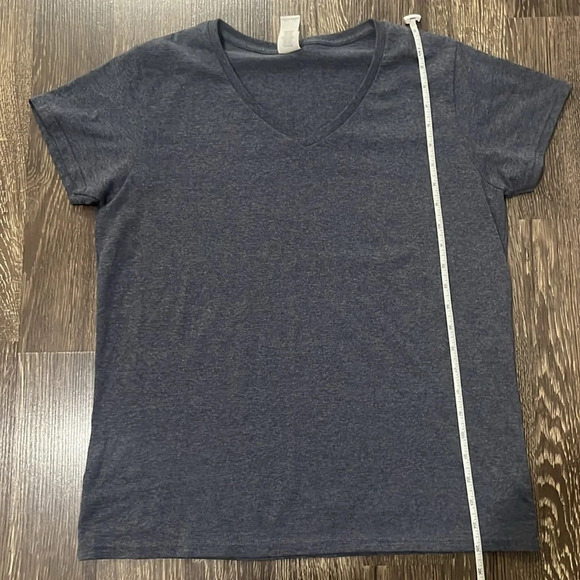 Woman’s Gildan gray v-neck size large - Picture 5 of 6